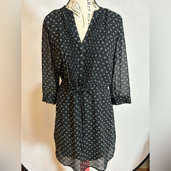 Elegant Black Patterned Dress - Picture 1 of 4